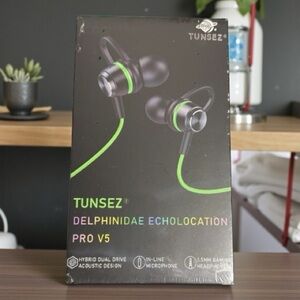Tunsez Black and Green Earbuds